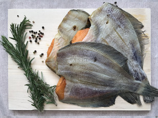 Вобла вяленая астраханская средняя: Камбала камчатская вяленая с икрой