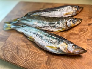 Ресторанные гренки с чесноком: Корюшка с икрой вяленая ГОСТ (крупная)